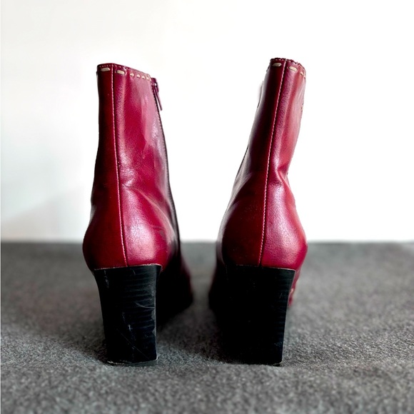 Predictions ankle boots, Burgundy, Stitch design, Wedge heel. Size 9 - Picture 2 of 3